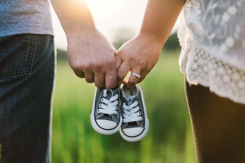 手をつなぐ夫婦と子供の靴