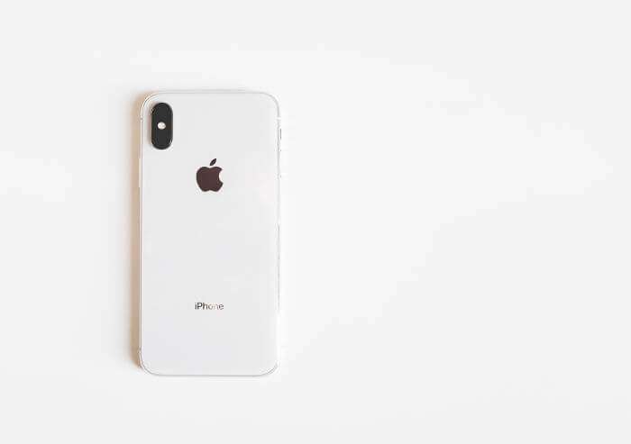 白い背景にiPhoneが置かれている画像