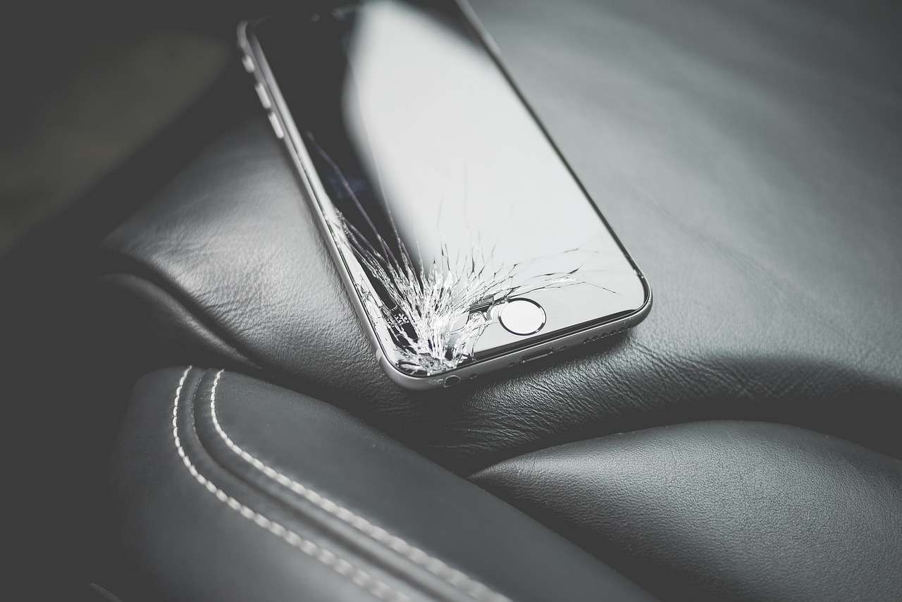 ヒビの入ったスマホ