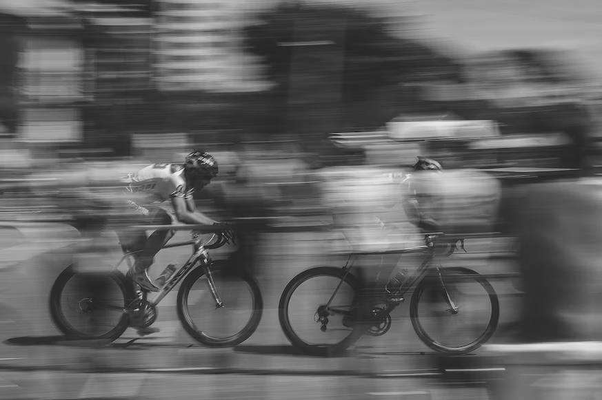 自転車に乗る二人